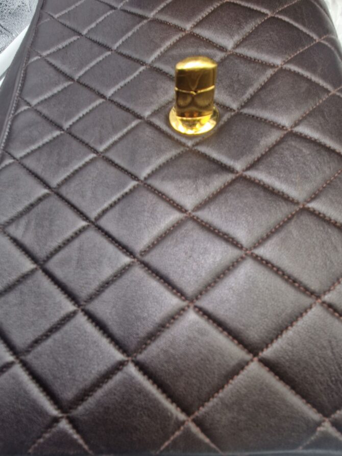 Sac à dos Timeless  Chanel en cuir marron matelassé . – Image 9