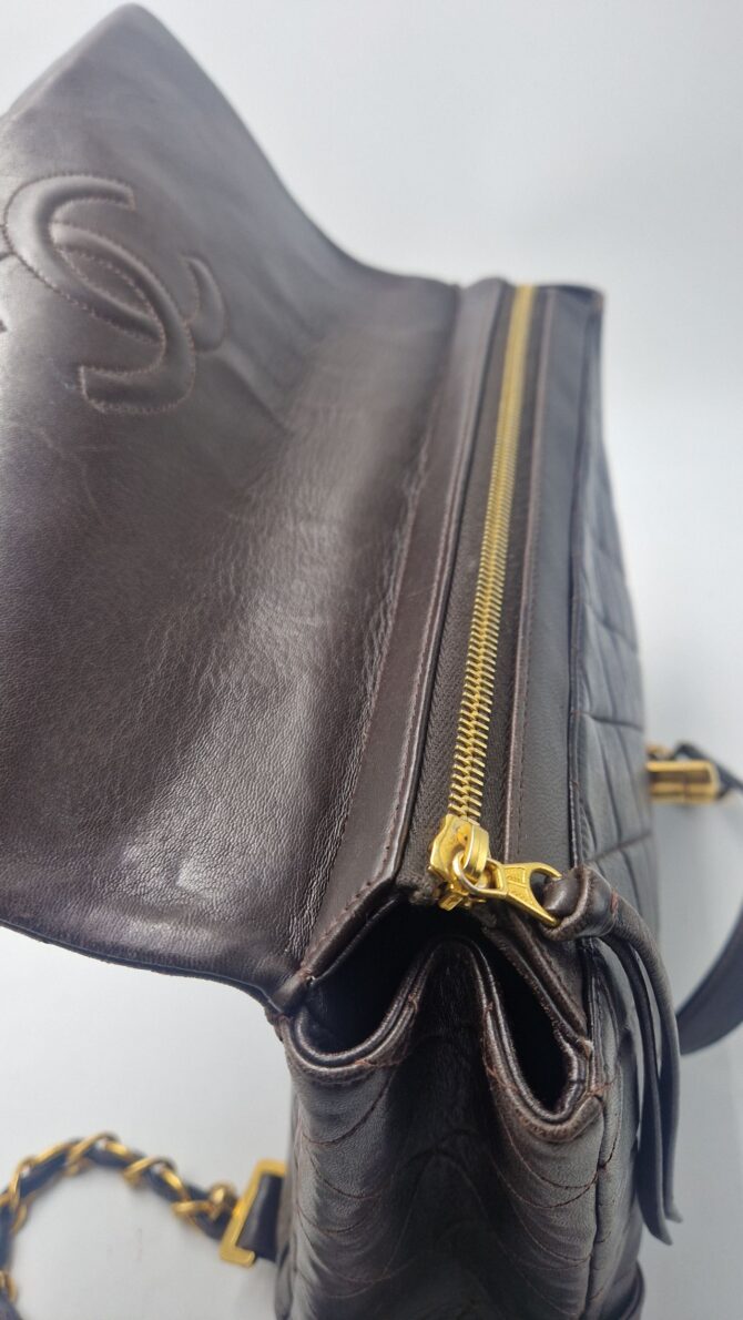 Sac à dos Timeless  Chanel en cuir marron matelassé . – Image 11