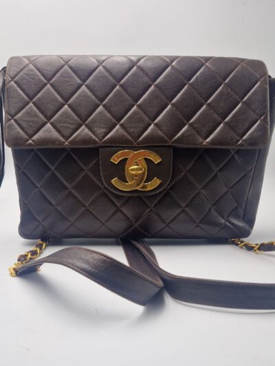 Sac à dos Timeless Chanel en cuir marron matelassé .