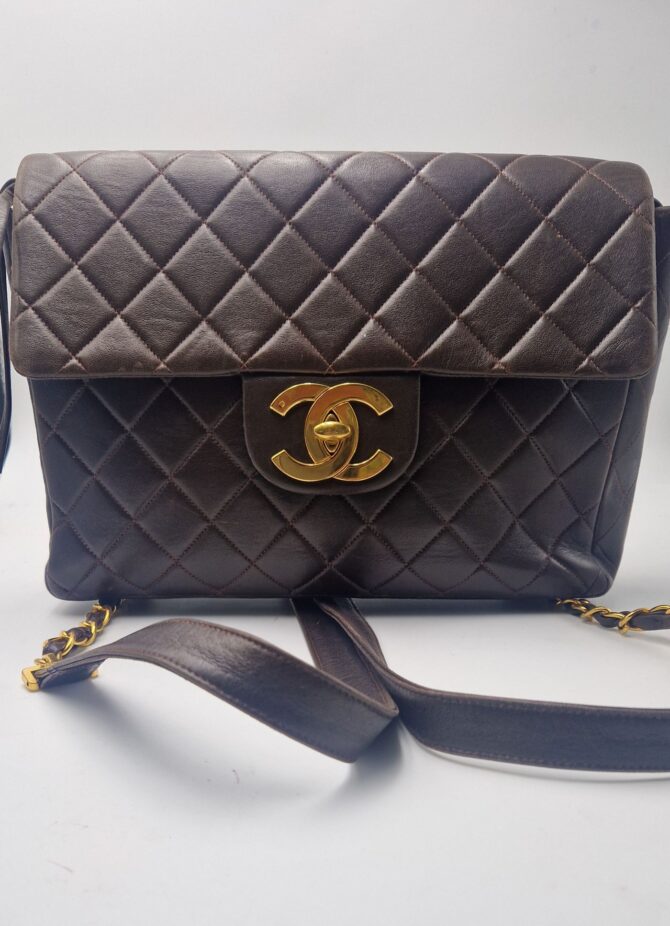 Sac à dos Timeless Chanel en cuir marron matelassé .