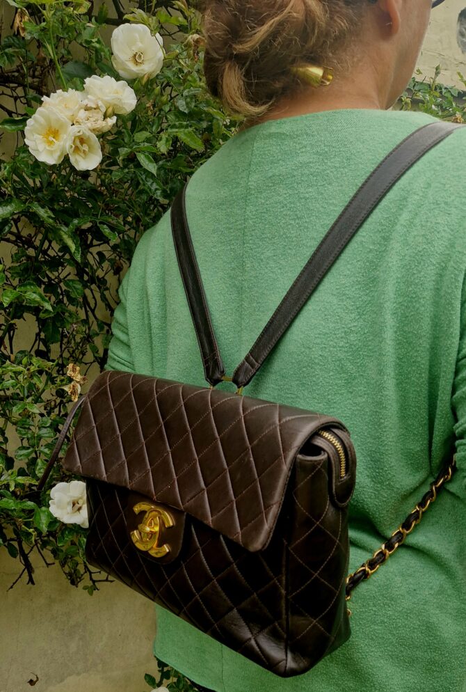 Sac à dos Timeless  Chanel en cuir marron matelassé . – Image 5