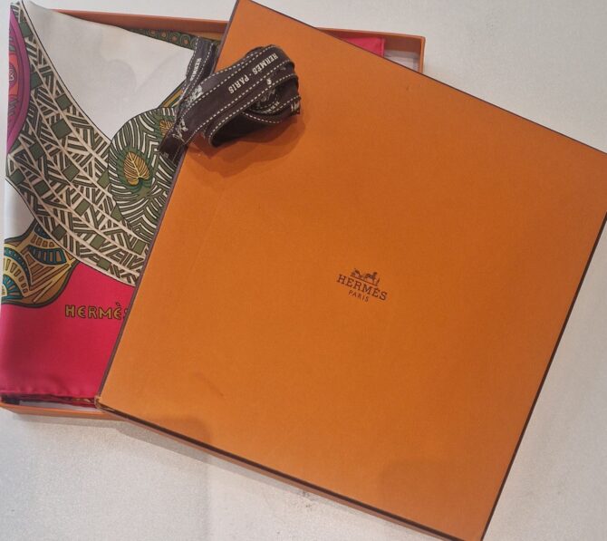Carré  Hermès Etat neuf L'art des steppes  par Annie Faivre 1991 livré dans sa boîte – Image 2