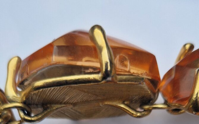 Collier  galets en résine siglé Yves Saint Laurent par Robert Goossens – Image 6