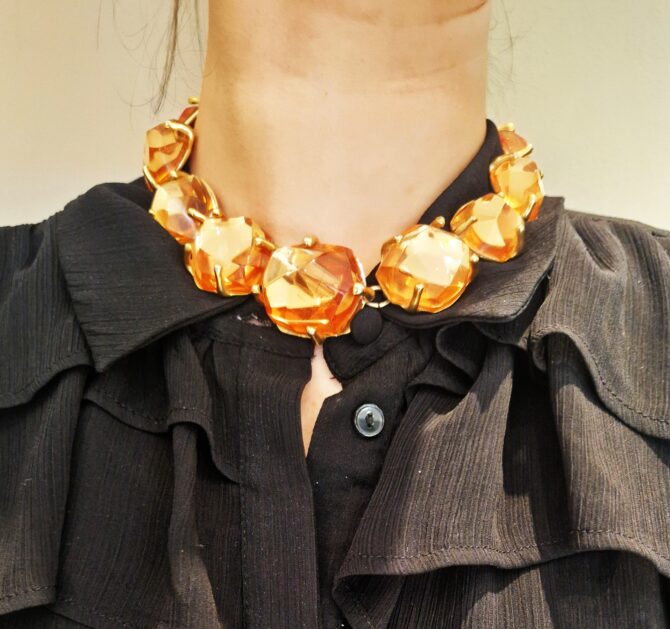 collier galets en résine signé Yves Saint Laurent