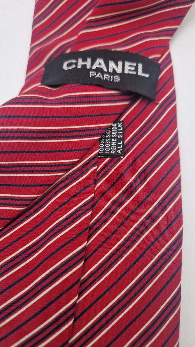 Cravate Chanel en soie rouge à rayures – Image 3