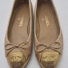Ballerines Chanel Cambon en cuir bicolore beige et or.