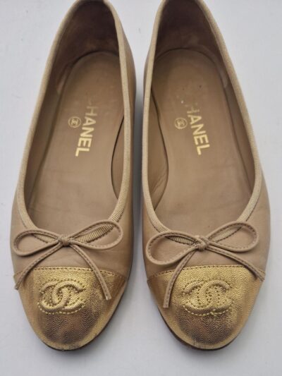 Ballerines Chanel Cambon en cuir bicolore beige et or.