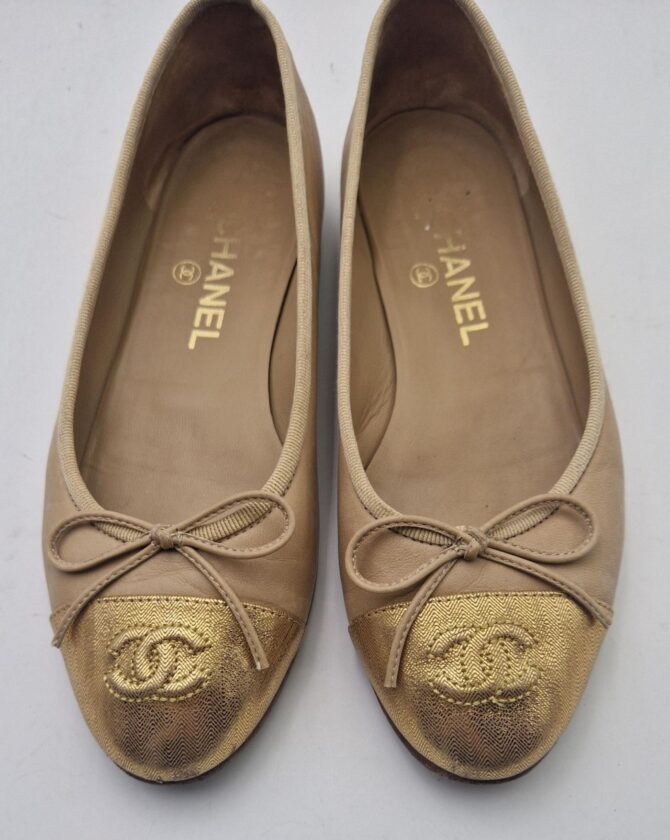 Ballerines Chanel Cambon en cuir bicolore beige et or.