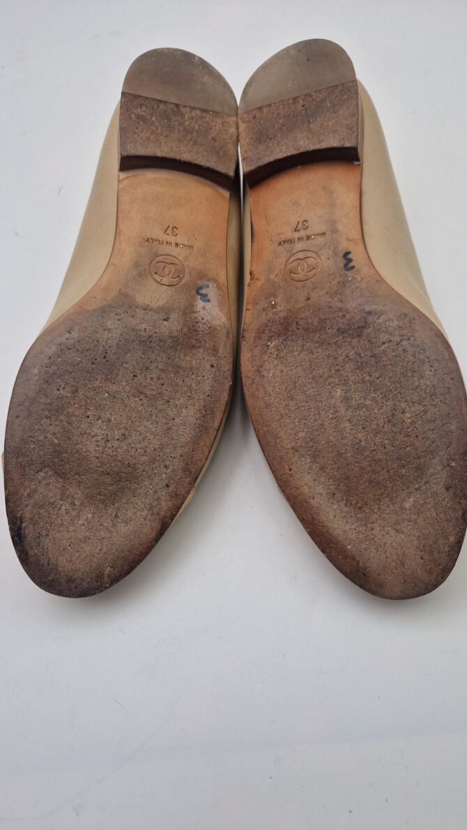 Ballerines Chanel Cambon en cuir bicolore beige et or pointure 37 – Image 4
