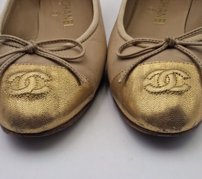 Ballerines Chanel Cambon en cuir bicolore beige et or pointure 37 – Image 3