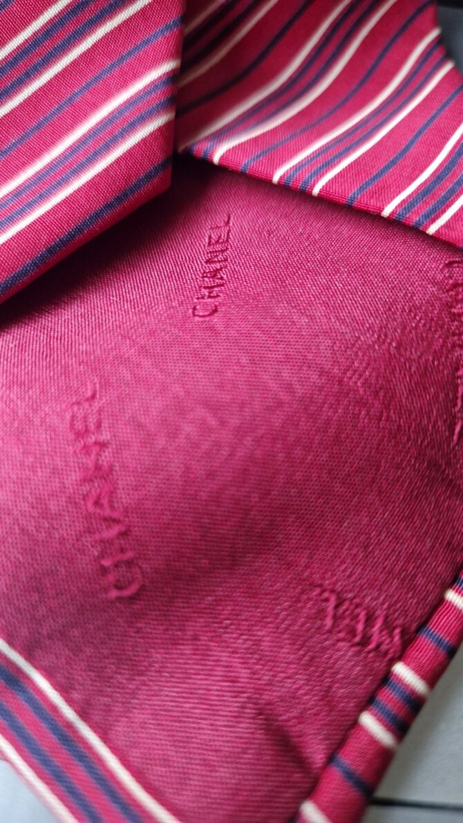 Cravate Chanel en soie rouge à rayures – Image 4