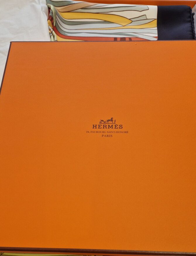 carré hermès cuir du désert détail