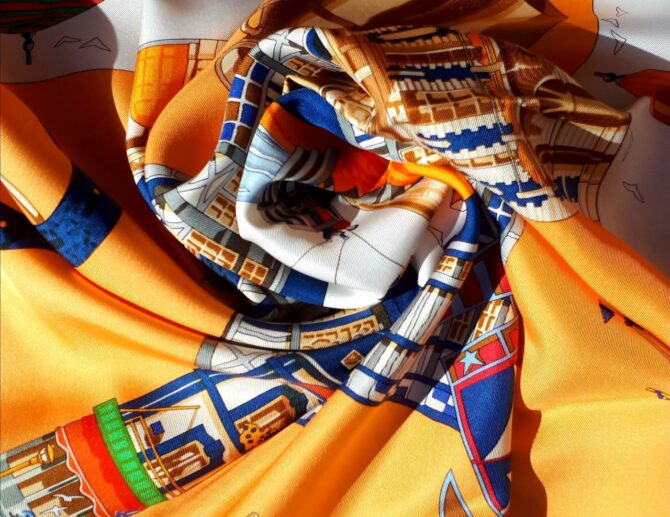 Foulard Hermès Charmes des plages normandes par Loic Dubigeon 1999 livré dans sa boîte – Image 5