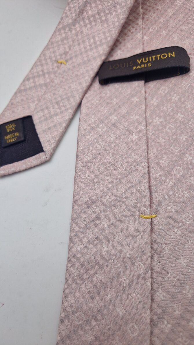 Cravate Louis Vuitton rose pâle, motifs emblématiques – Image 2