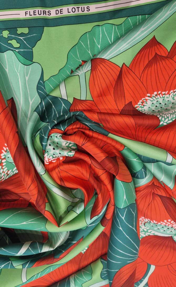 Carré Hermès Fleurs de lotus  dessiné par Christiane Vauzelles  1990 – Image 2