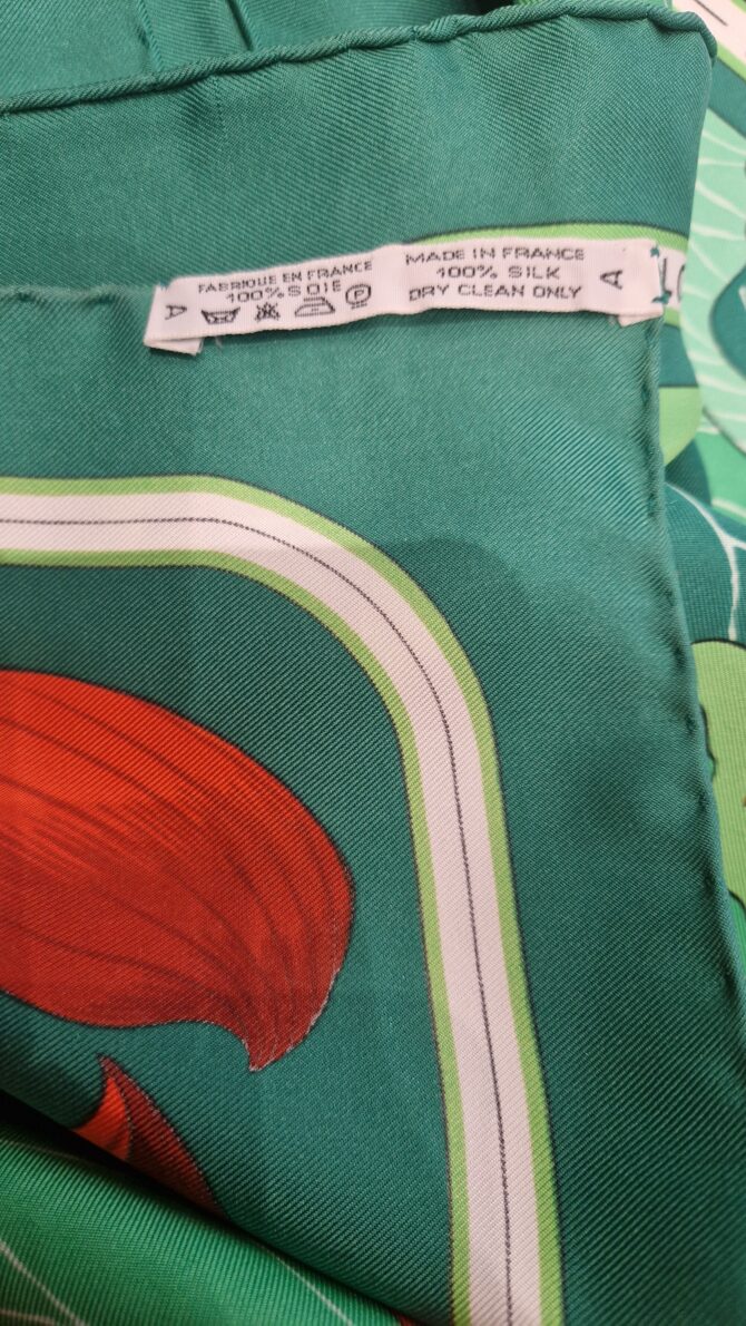 Carré Hermès Fleurs de lotus  dessiné par Christiane Vauzelles  1990 – Image 5