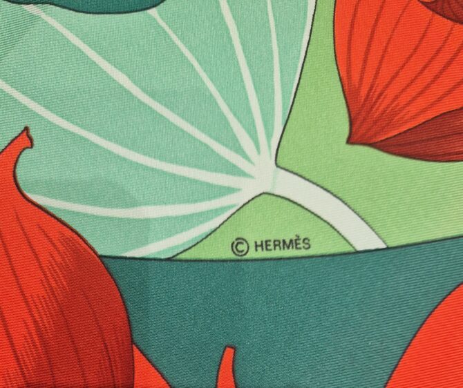 Carré Hermès Fleurs de lotus  dessiné par Christiane Vauzelles  1990 – Image 7