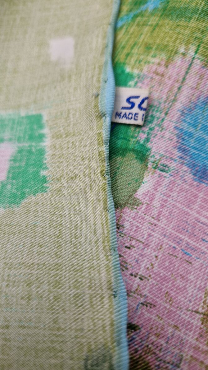 Foulards en soie Castillo à l'état neuf dans sa boîte – Image 3