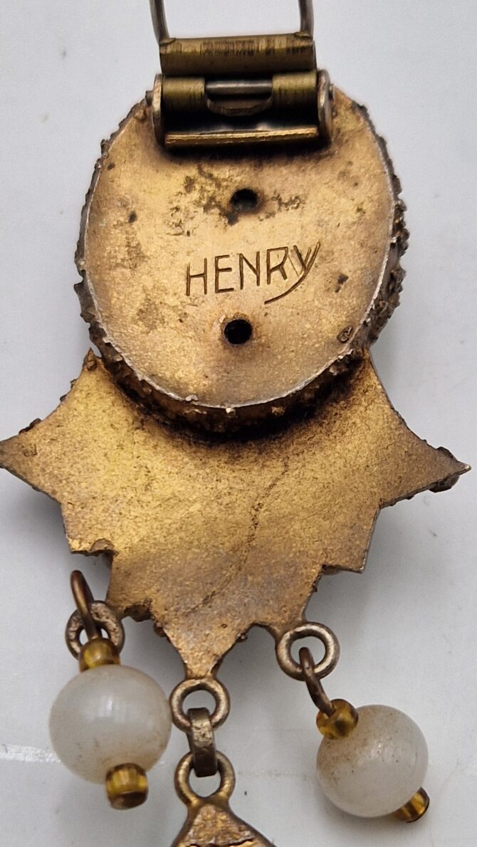 Clip de revers Henry Perichon en laiton doré et pate de verre – Image 3