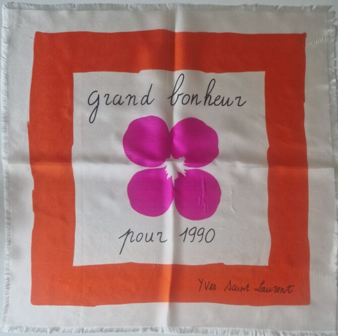 Carré Yves Saint Laurent Grand bonheur pour l'année 1990