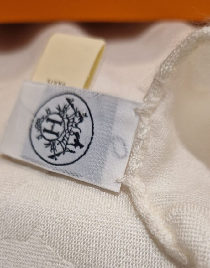 Longue étole Hermès New Libris en soie et cachemire, jamais portée et livrée dans sa boîte – Image 6