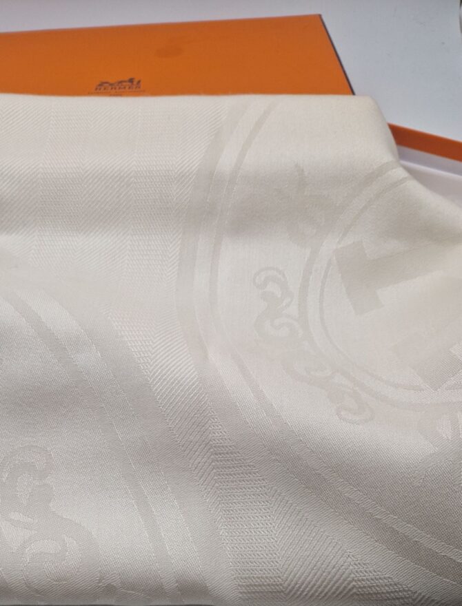 Longue étole Hermès New Libris en soie et cachemire, jamais portée et livrée dans sa boîte – Image 7