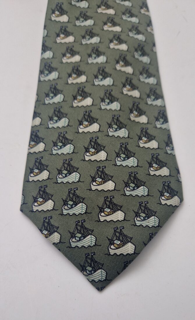 Cravate Hermès motif bateaux de pêche – Image 2