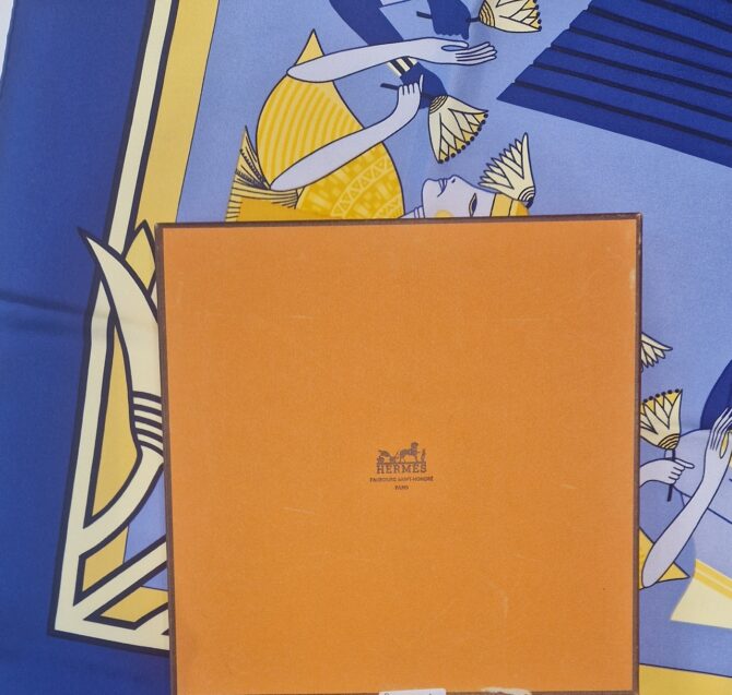 Carré Hermès Papyrus par Joachim Metz à l'état neuf , livré dans sa boîte d'origine