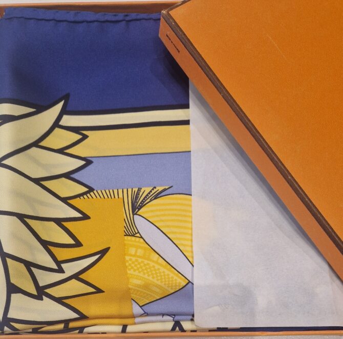 Carré Hermès Papyrus par Joachim Metz à l'état neuf , livré dans sa boîte d'origine