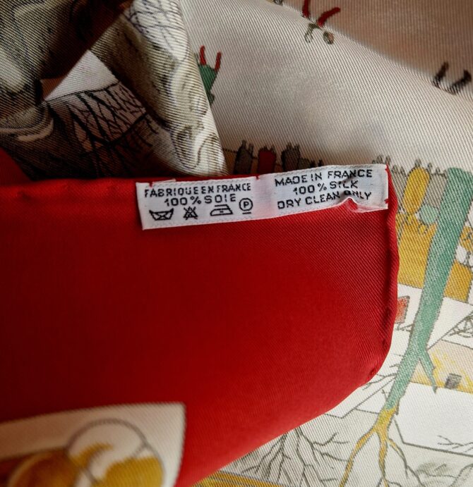 Carré Hermès L'hiver par Ledoux à l'état neuf et livré dans sa boîte – Image 4