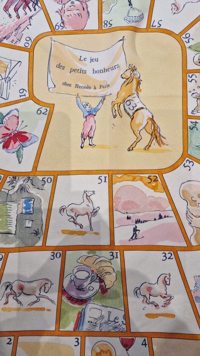 Carré Hermès Le jeu des petits bonheurs par Sophie Seynes 2004 livré dans sa boîte – Image 2