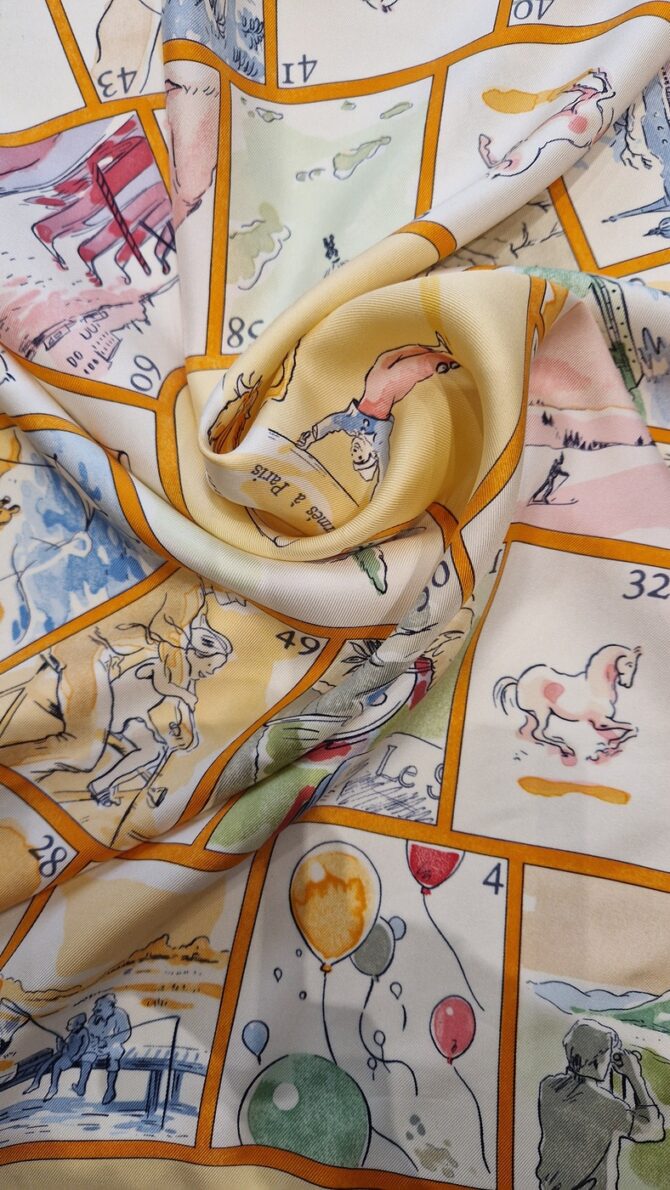 Carré Hermès Le jeu des petits bonheurs par Sophie Seynes 2004 livré dans sa boîte – Image 3