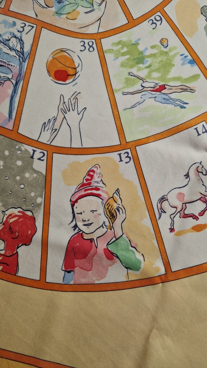 Carré Hermès Le jeu des petits bonheurs par Sophie Seynes 2004 livré dans sa boîte – Image 4