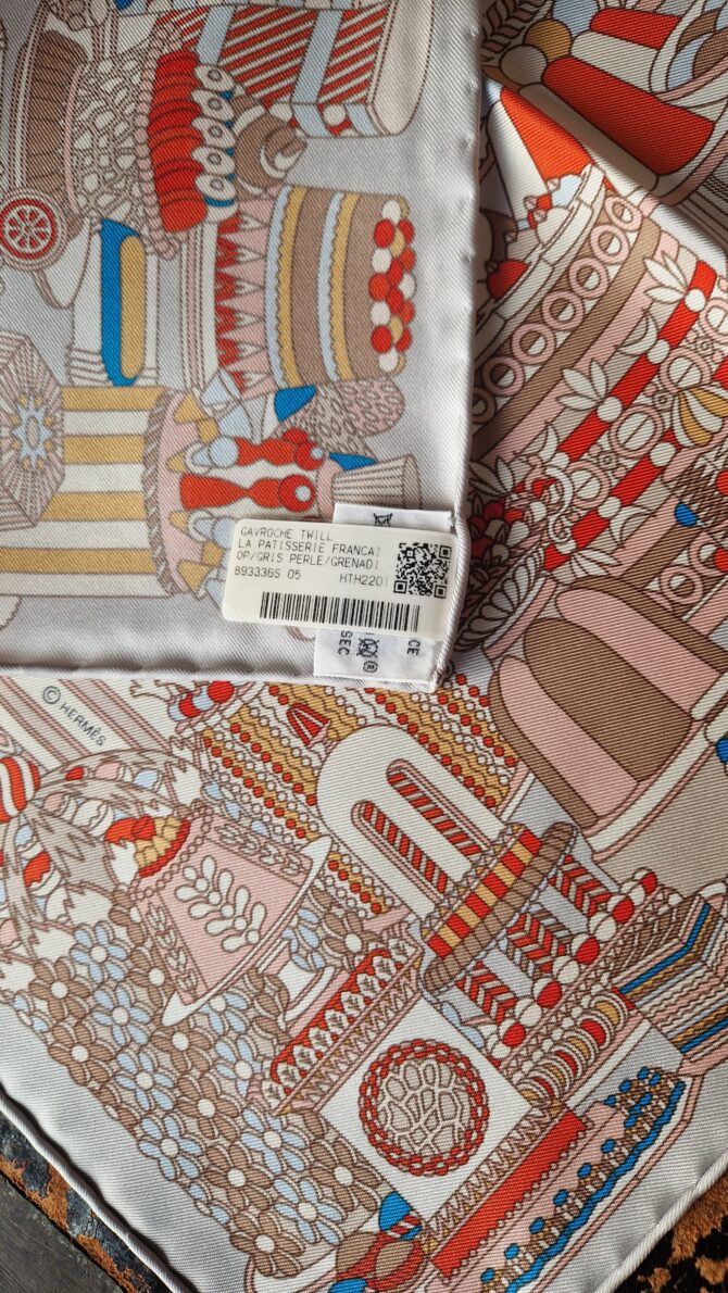 Carré Hermès  42 cm La pâtisserie française par Pierre Marie à l état neuf – Image 5