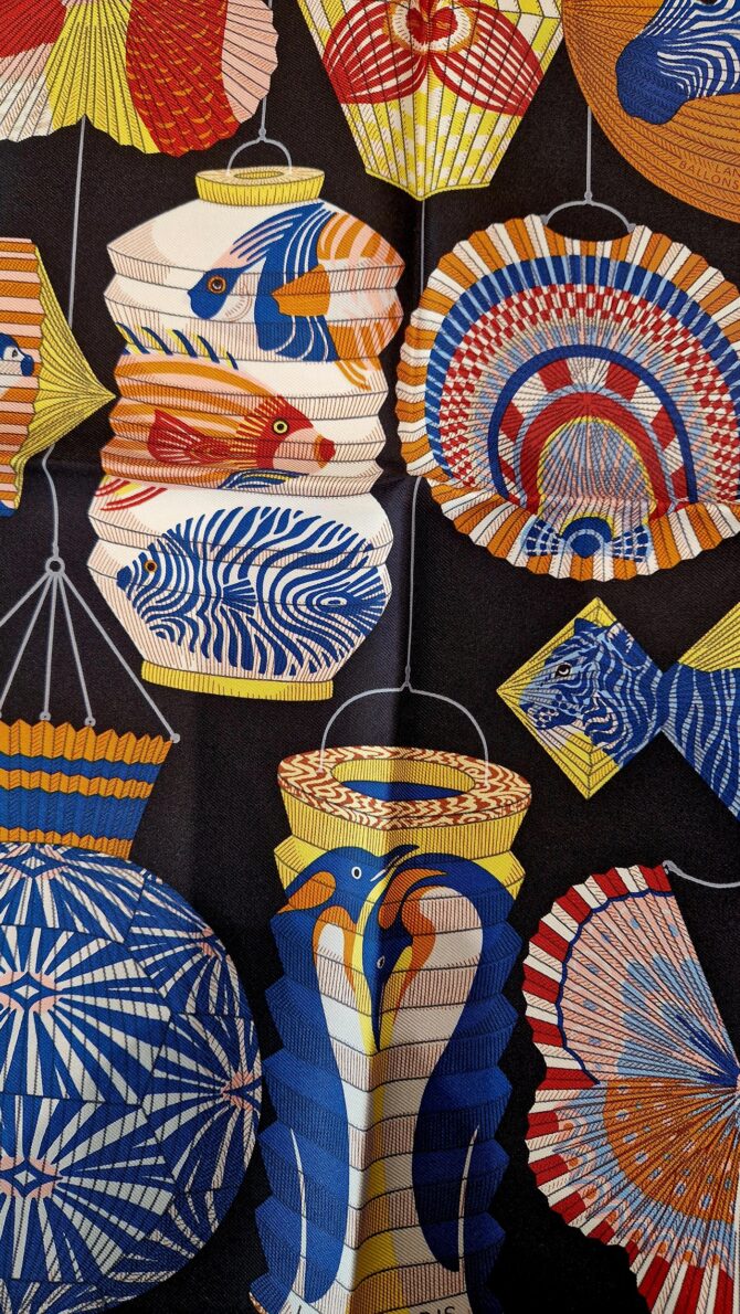 Gavroche Hermès lanternes , ballons et cocardes par Katie Scott  à l état neuf – Image 2