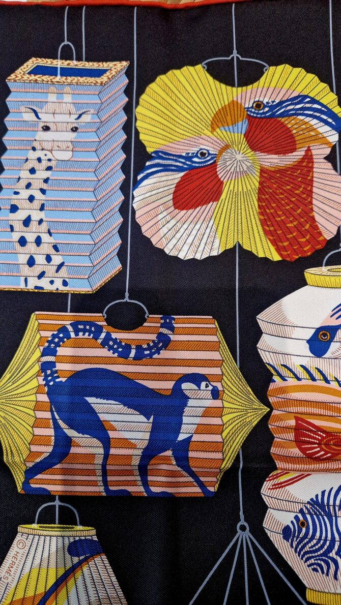 Gavroche Hermès lanternes , ballons et cocardes par Katie Scott  à l état neuf – Image 3