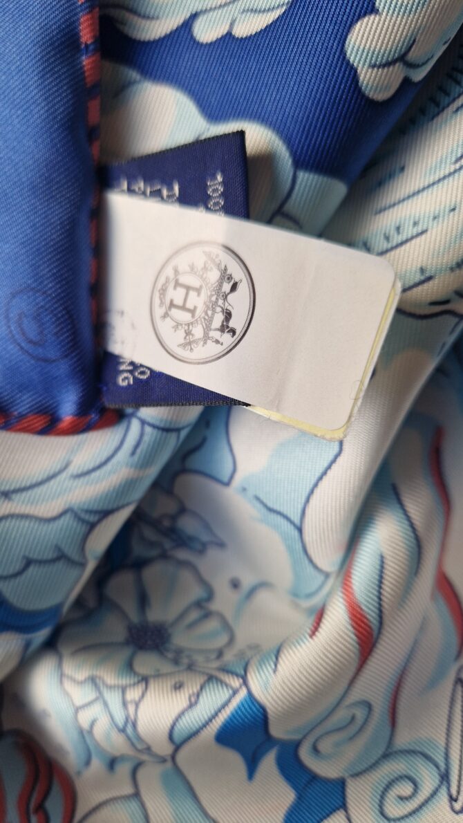 Carré Hermès Sur mon nuage par Vladimir Rybaltchenko , à l'état neuf  2022 – Image 9