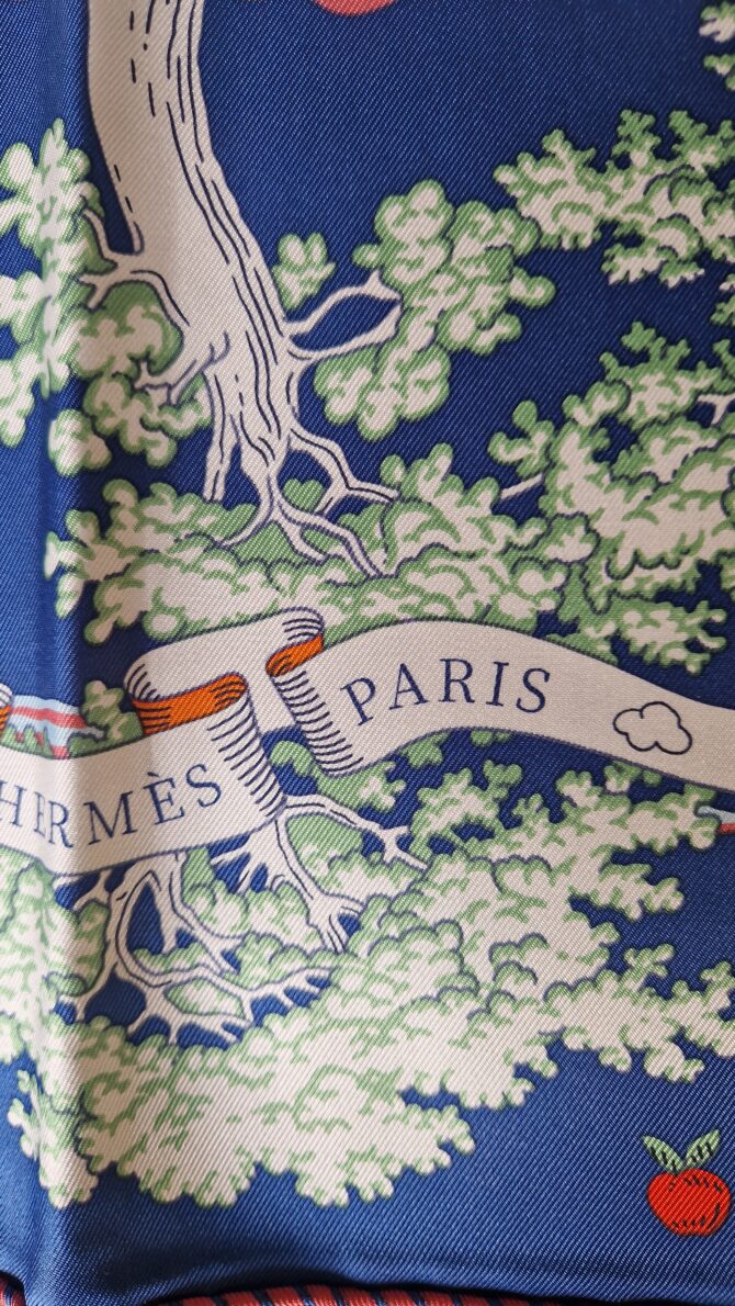 Carré Hermès Sur mon nuage par Vladimir Rybaltchenko , à l'état neuf  2022 – Image 5