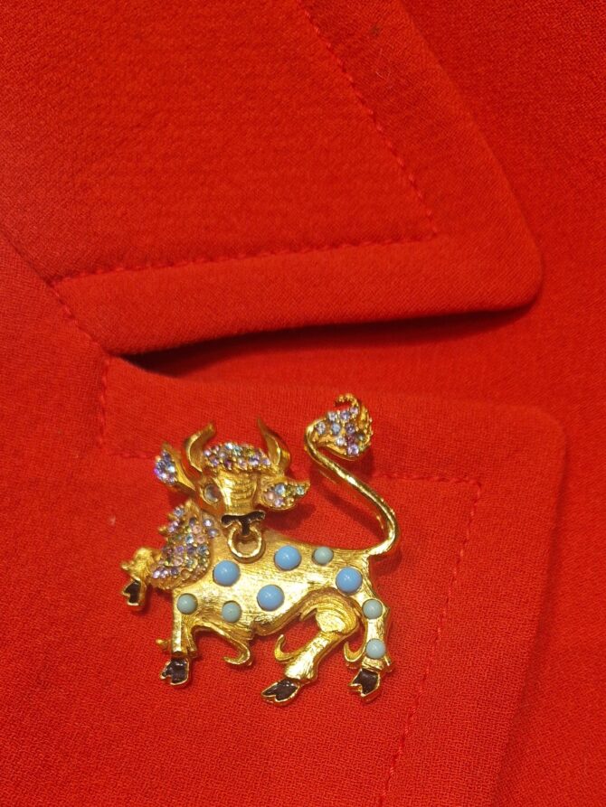 Broche pendentif christian lacroix taureau