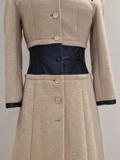 Manteau Chanel vintage , effet corset, en poil de chameau et cuir