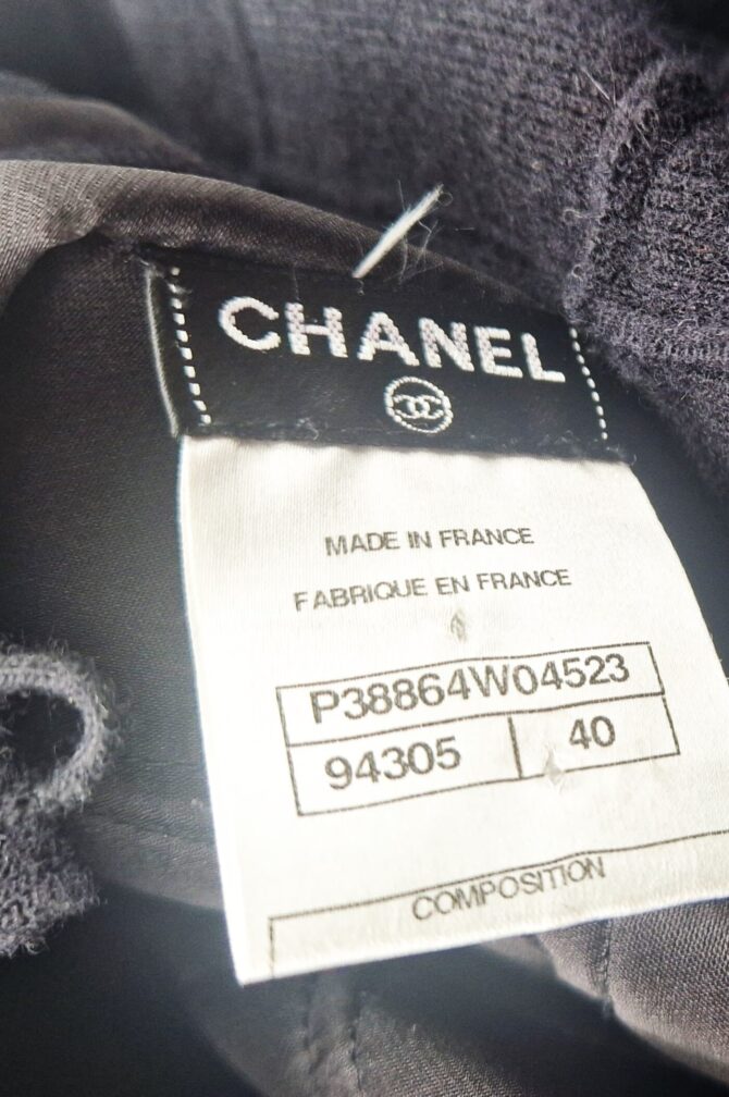 Originale robe  Chanel , réalisée en  carreaux en laine appliqués sur soie pour un effet matelassé – Image 10