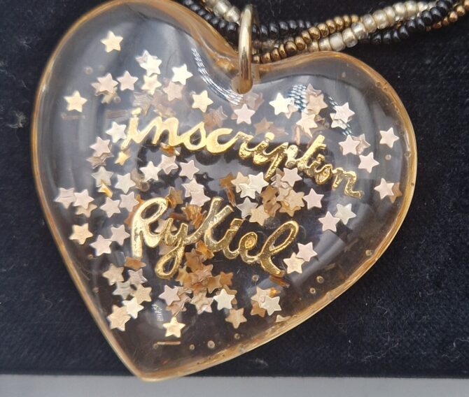 Pendentif coeur  RYKIEL en résine étoilée – Image 5