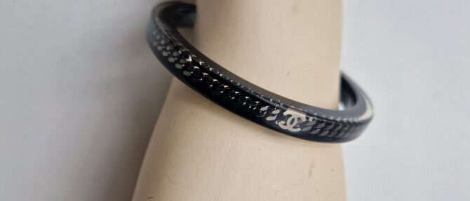 Bracelet Chanel en résine transparente et  noire – Image 3