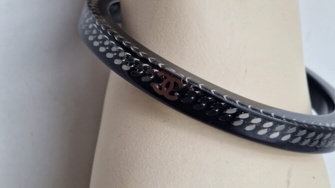 Bracelet Chanel en résine transparente et  noire – Image 4
