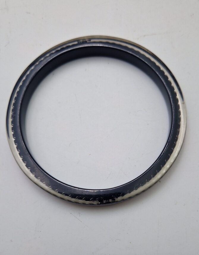 Bracelet Chanel en résine transparente et  noire – Image 5
