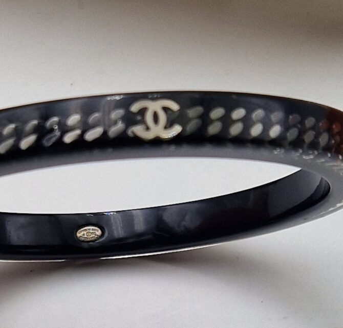 Bracelet Chanel en résine transparente et noire