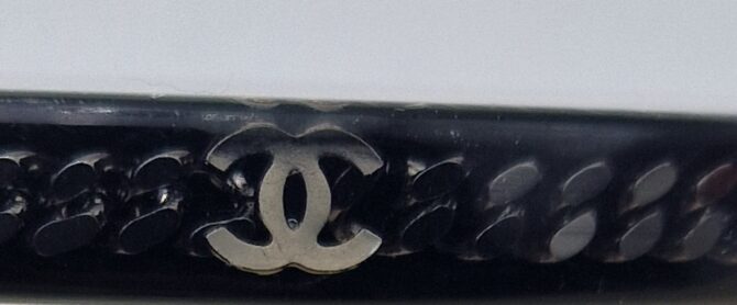 Bracelet Chanel en résine transparente et  noire – Image 6