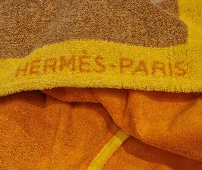 Drap de bain Hermès ETAT NEUF avec étiquettes motif Poisson natte – Image 2