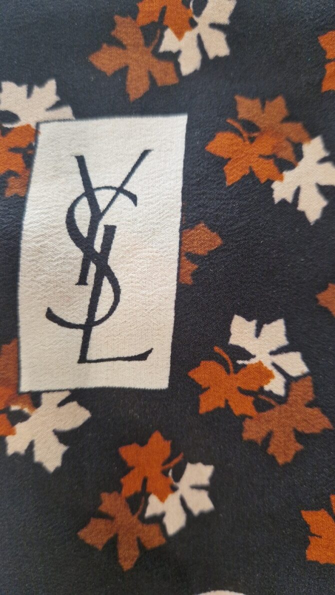 Foulard en crêpe de soie Yves Saint Laurent – Image 4