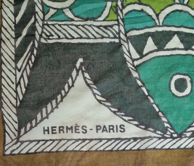 Paréo Hermès aux motifs de poissons stylisés